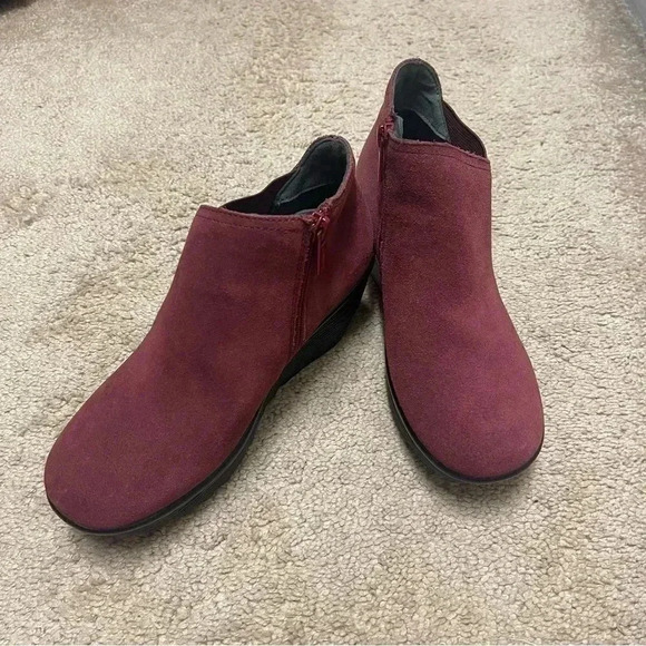 SKECHERS Parallel Ditto Asymmetric Collar Suede Ankle Bootie Burgundy Womens 6 - Picture 2 of 12
